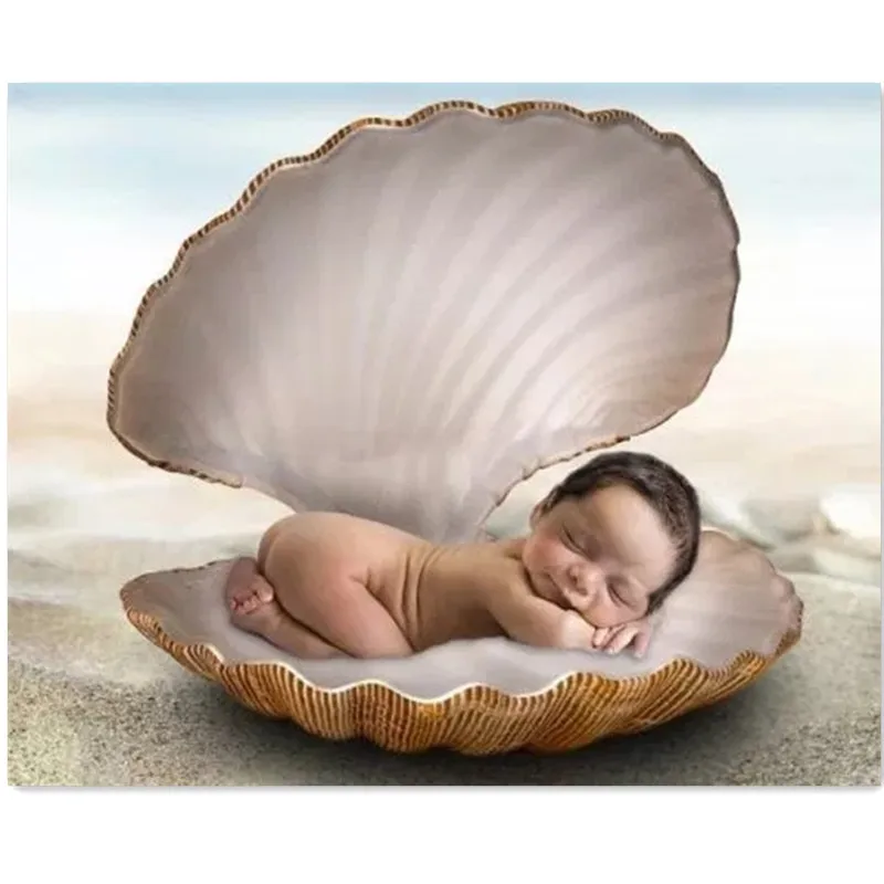 Ракушки на море для детей. Ракушка с жемчужиной в руках. Джин джуха жемчужный мальчик. Ракушка в руке. Мальчик ракушка на русском.