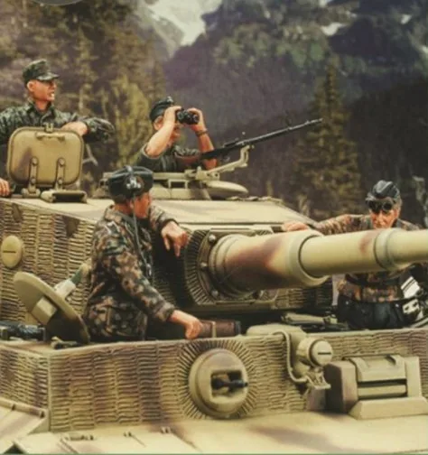 

1/35 Scale German Panzerkampfwagen VI Ausf. E Tiger I Tank Crew WWII Miniatures Unpainted Resin Model Kit 4 Figure