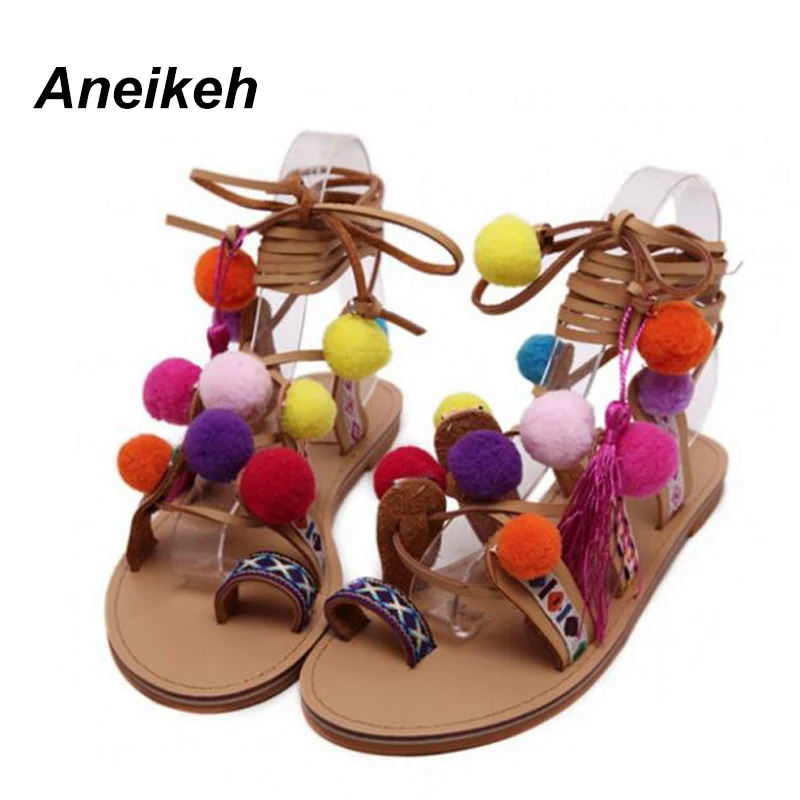 Aneikeh 2018 Sandalias Pompones الجلد المدبوغ بوم بوم صنادل طراز جلاديتور النساء الدانتيل يصل الركبة عالية صندل مسطح النساء حذاء الصيف البني