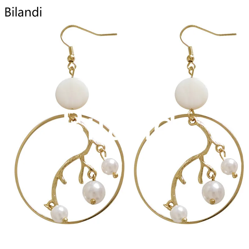 

Fashion Jewelry White Beads With Round Metal And Pearls Drop Earring For Woman