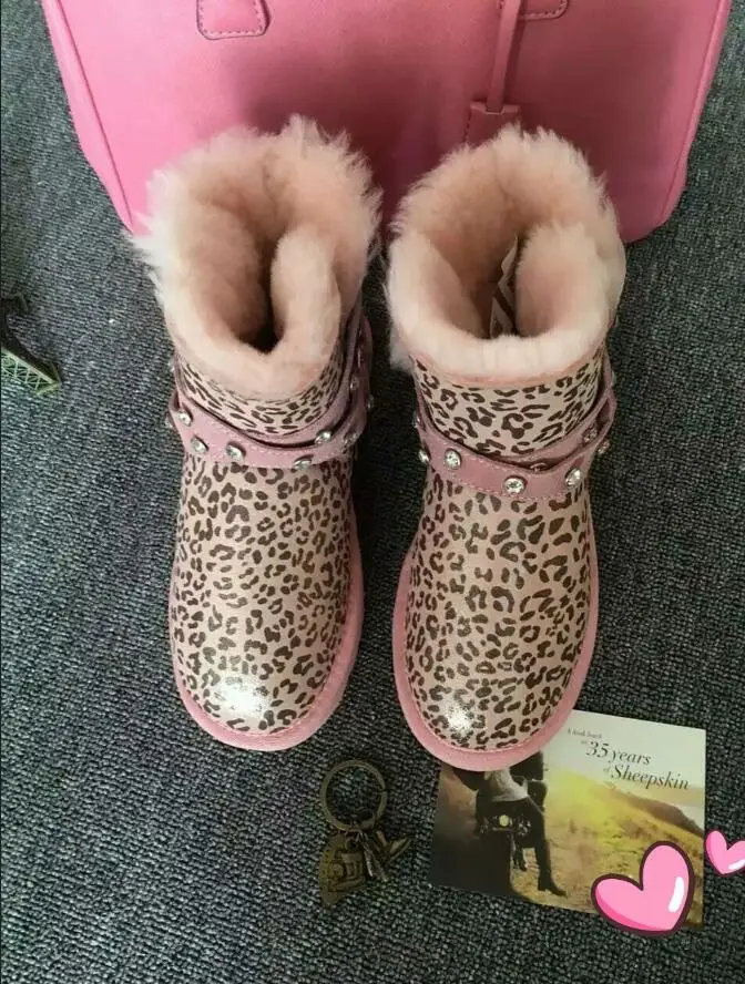 Зимние женские ботинки; женские зимние ботинки на овечьем меху, украшенные стразами, заклепками и пряжкой; нескользящие водонепроницаемые женские зимние ботинки; ботинки из овечьей кожи со стразами - Цвет: Розовый