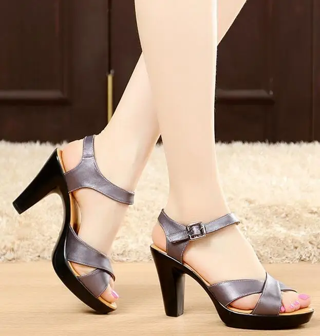 melhor Designer Mulheres Gladiador Sandálias de Salto Alto de Couro Genuíno Bombas Sapatos de Verão Peep Toe Roman Tamanho 32 43 Branco Preto sandalias