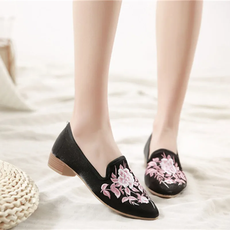 

Flower Embroidered Women Canvas Flat Loafers Point Toe Comfort Slip on Shoes Handmade Ladies Cotton Embroidery Vintage Shoes
