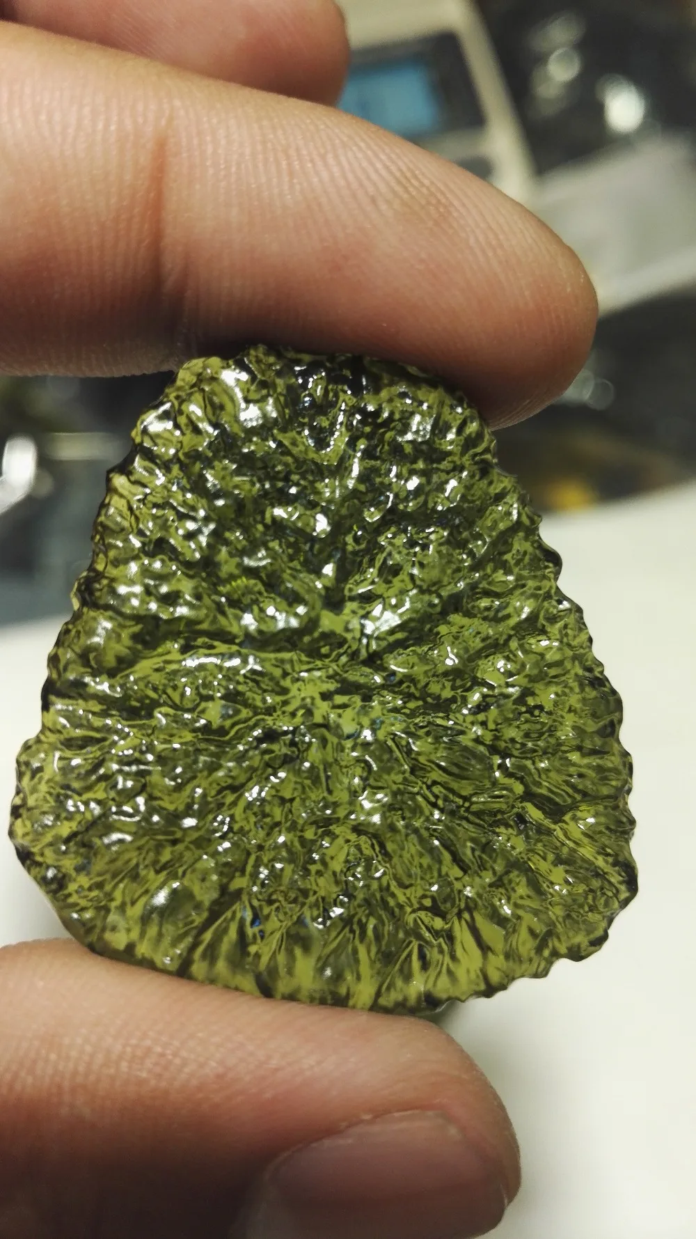 Новые продукты природного Чешский moldavite зеленый аэролиты Кристалл Рейки Исцеление камень энергии apotropaic 20 г-25 г взять с собой gem