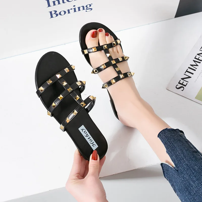 

Open-toe slippers women wear 2019 summer newfashion wild flat-bottomed rivets hollow word sandals and slippers beach shoes