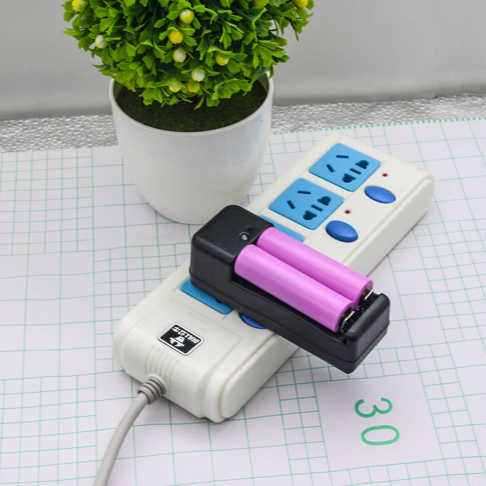EU US Universal Charger for 18650 Li-ion Rechargeable Battery Vape charger EU US Plug Professional Factory Price Drop Shipping (3)
