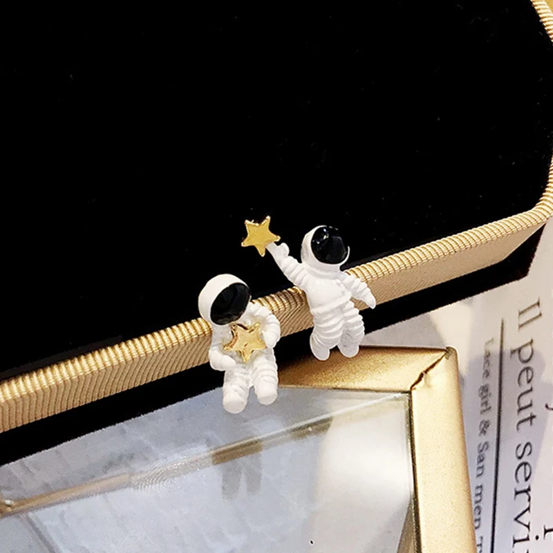 

Asymmetric Pentagram Contracted Earrings Fashion Ladies Earrings Space Astronauts Small Stud Earrings Fashion Woman Earrings