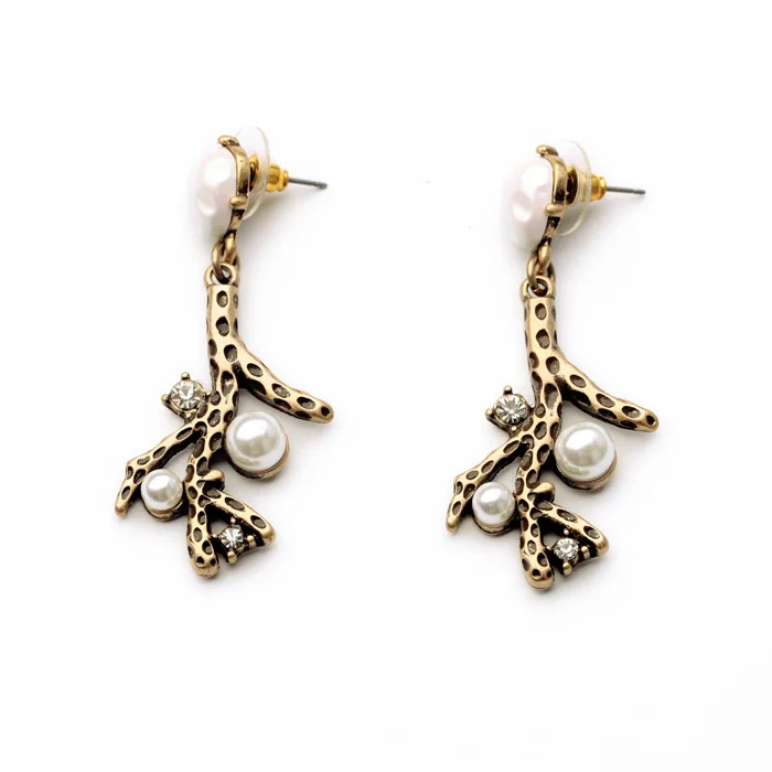 

Bulk Price New Style of the Hottest Wholesale Personal Resin Plant Shiny Gold Color Simulated Pearl Pierce Earrings
