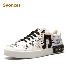Zapatillas mujer; женская повседневная обувь; модная женская обувь на плоской подошве с заклепками и заклепками в стиле граффити на шнуровке; Брендовая женская обувь с круглым носком