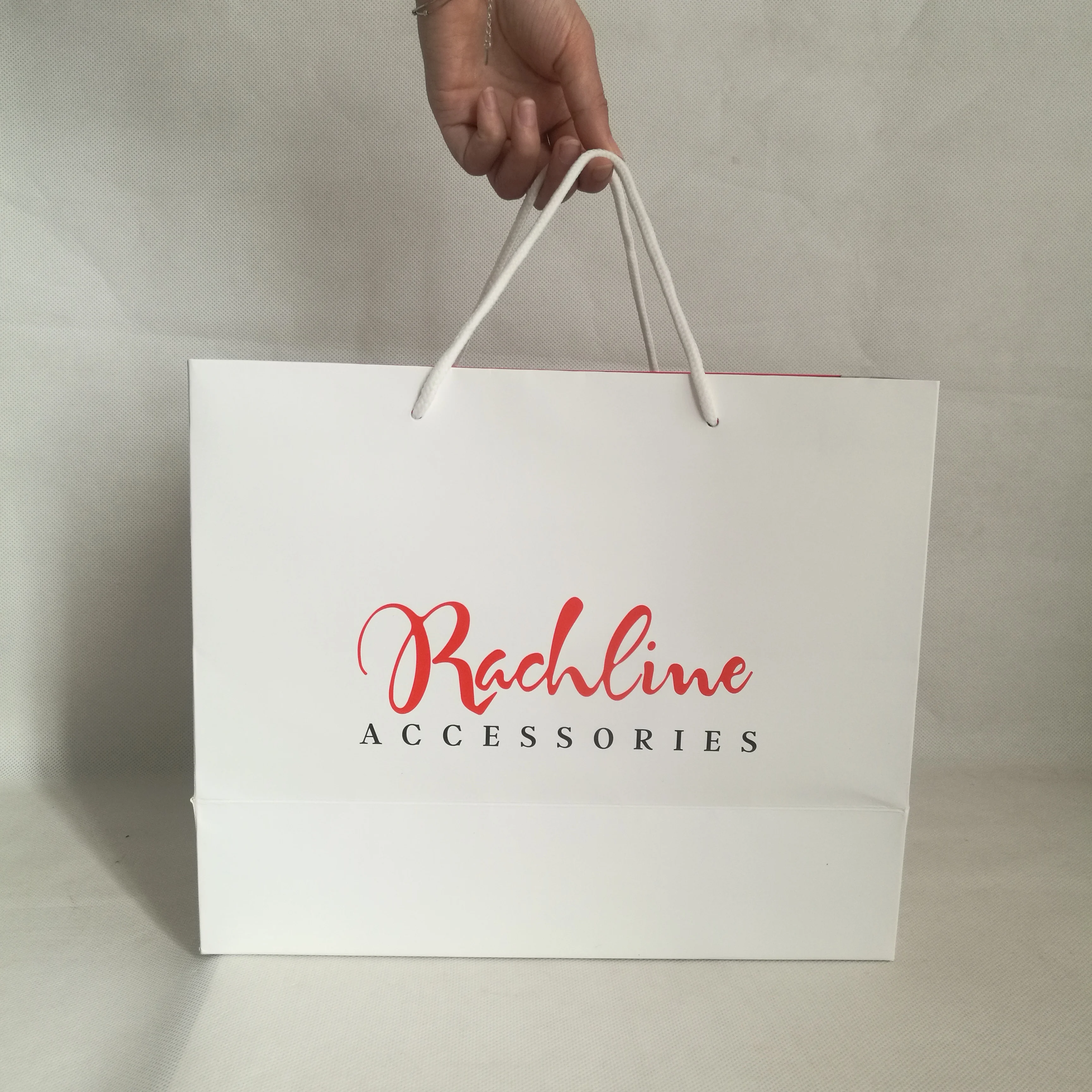 500 шт/партия пользовательские логотип бумажные сумочки для шоппинга 250gsm картон многоразовые для одежды обувь подарочная упаковка