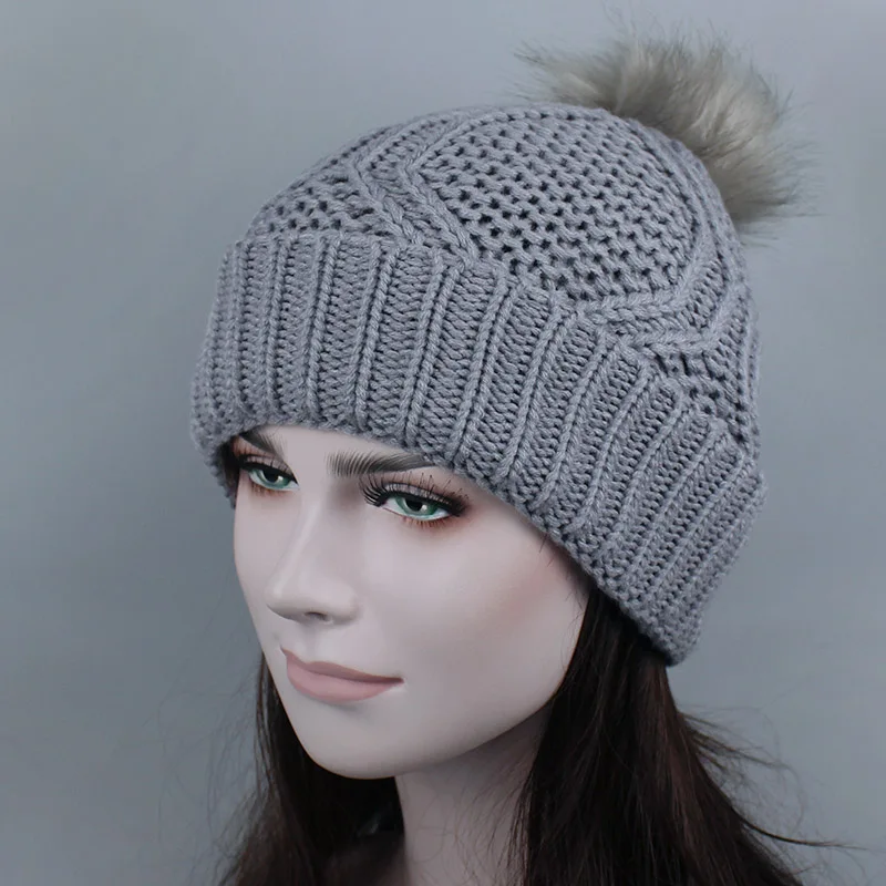 Light Gray Осенние зимние вязаные шапки шапка женская вязаная Лыжная Шапка кэжуал с искусственным мехом из енота, лисы меховым помпоном, головные уборы, сплошные цвета горнолыжные шапки - Цвет: Light Gray