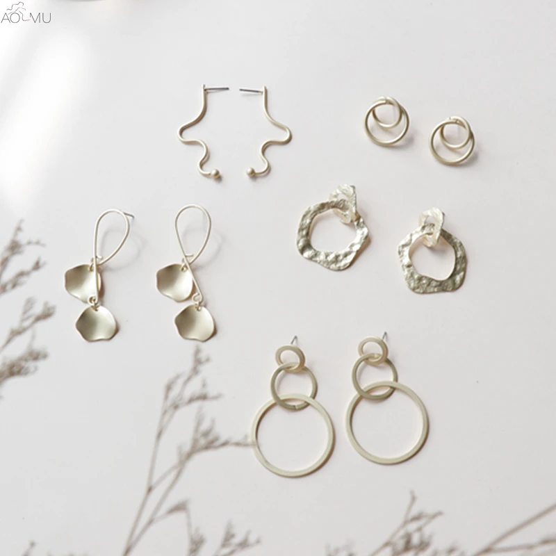 

AOMU Hyperbole Irregular Matte Twisted Line Gold Metal Leaf Geometric Hollow Circle Long Stud Earring for Women Beach Party Gift