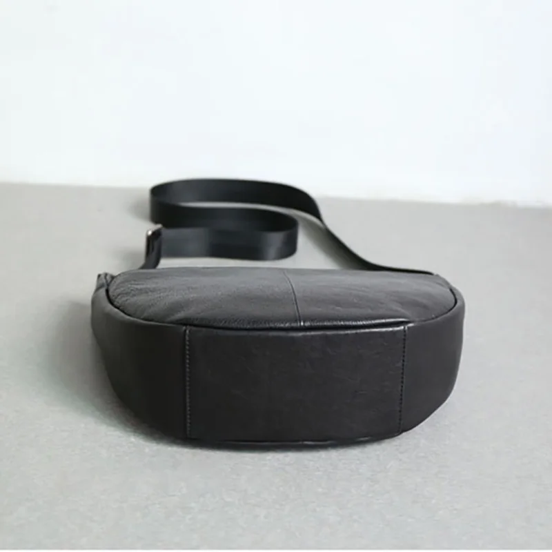 AETOO Leather male bag, Japanese and Korean Men and women arc tide bag, head layer cowhide casual small bag