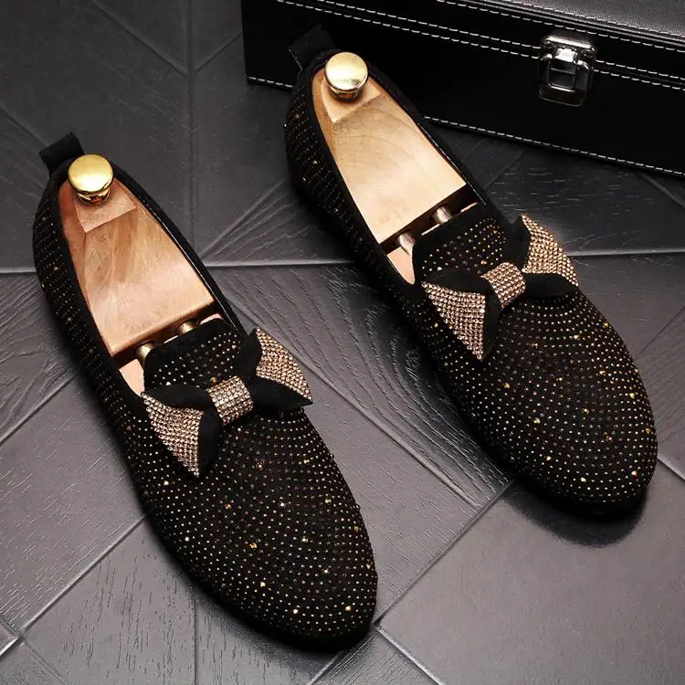 

Designer Men Gold Loafer Shoes Luxury Slip On Leisure Shoes Man Black Casual Comfort Driving Shoes Rhinestone Bowtie Charm