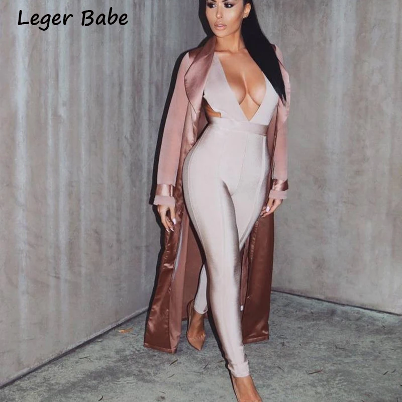 Женский облегающий комбинезон Leger Babe бежевый без рукавов с глубоким вырезом и