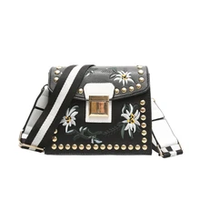 Nouveau Style Designer Marque Minimaliste Bandoulière Sacs De Mode Rivet Petit Sac D’épaule Des Femmes Broderie Femmes Messenger Sac À Main 1
