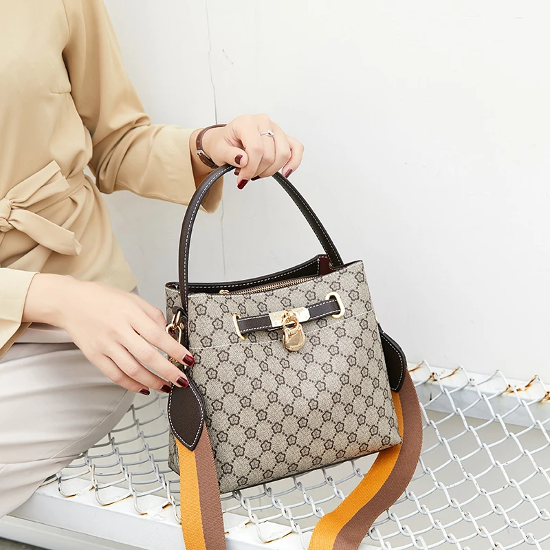 

Hign Quality Luxury Shoulder Bags for Ladies Luxury Handbags Women Bags Designer Fashion Lock Large Soft Totes Bolsas Feminina