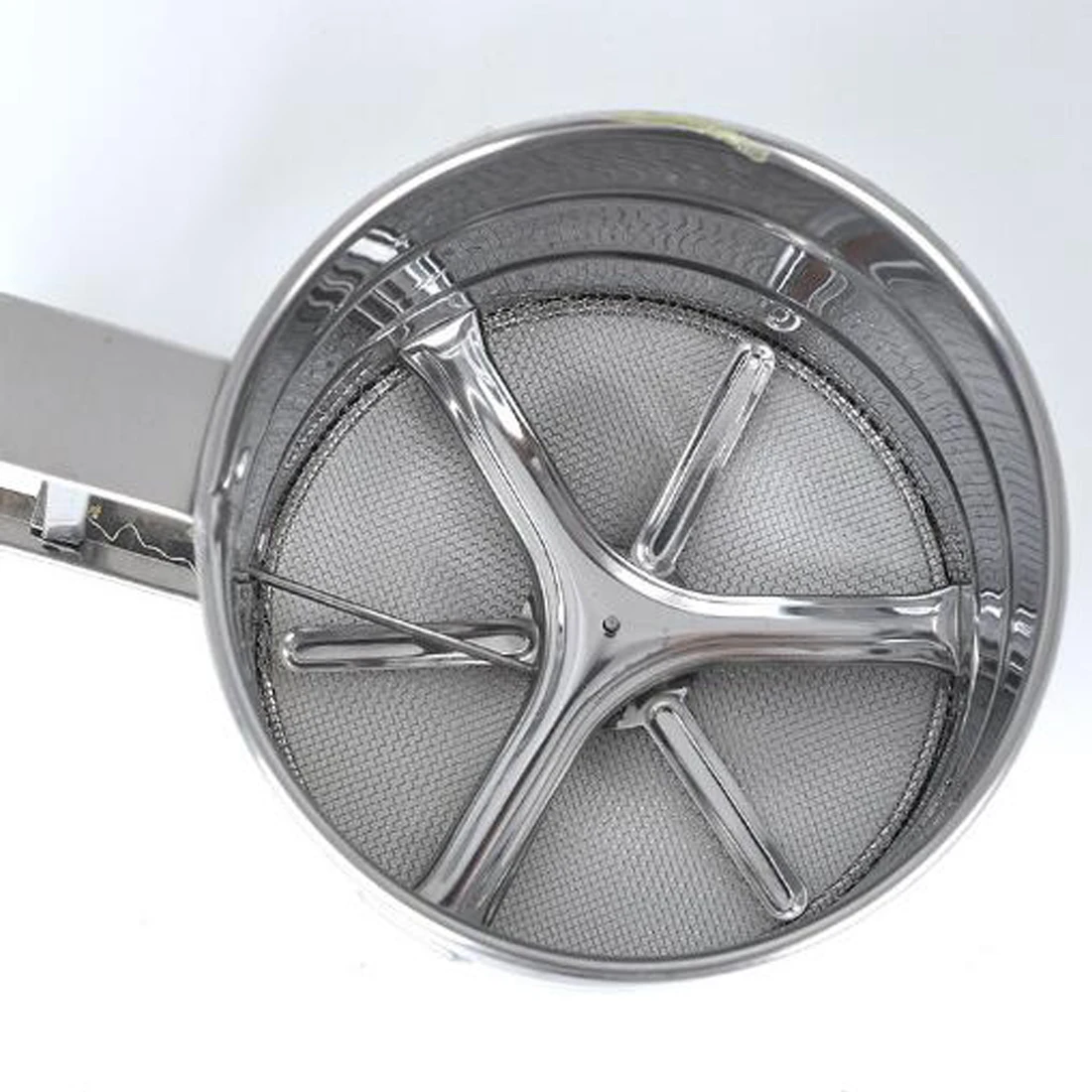 

2018 Useful Stainless Steel Mesh Flour Sifter Mechanical Baking Icing Sugar Shaker Sieve Cup Shape Bakeware Baking Pastry Tools