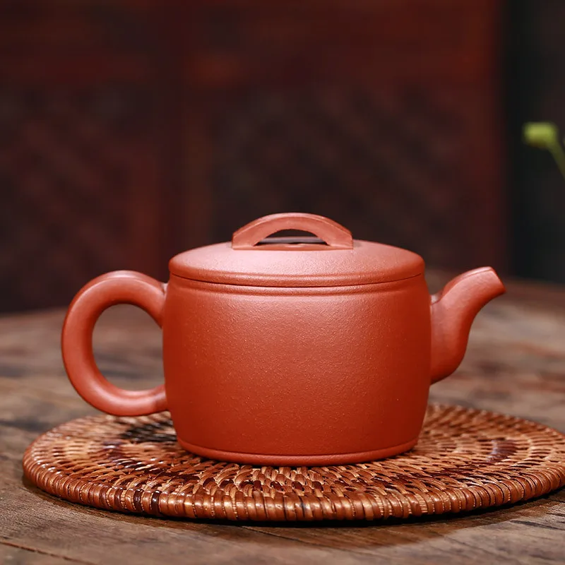 полезный чайник. чайник в современном стиле. большой чайник для воды. полезный чайник. полезный чайник.