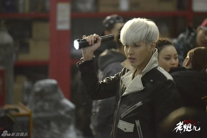 

Wu Yifan KRIS with the same paragraph casual slim leather fashion leather