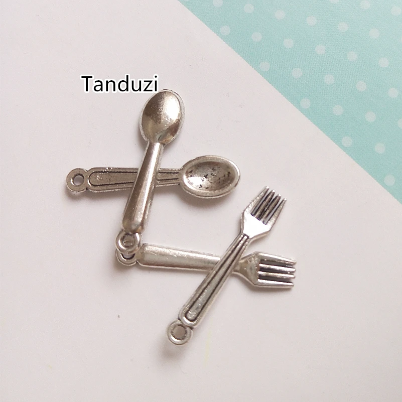 

Tanduzi 500PCS Wholesale Dollhouse Miniature Spoon Fork Alloy Silver Cute Simulation Tableware Mini Spoon Fork Pandent Deco Part