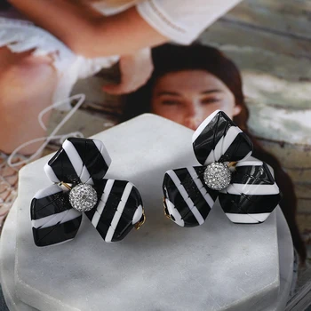 

Temperament fashion style delicate black and white stripes inlaid ear clips personality European and American earrings clips