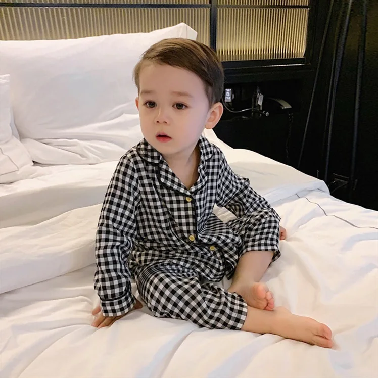 Новая одежда для маленьких мальчиков весенний Пижамный костюм в черно-белую клетку для мальчиков домашняя одежда для мальчиков Детский костюм из двух предметов