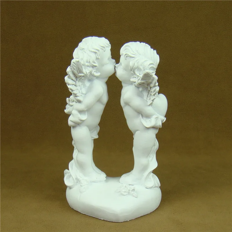 

Romantic Angel Lovers Figurine Resin Kiss Angel Sculpture Art Room Decor Adornment Heart Handicraft Present for Valentine's Day