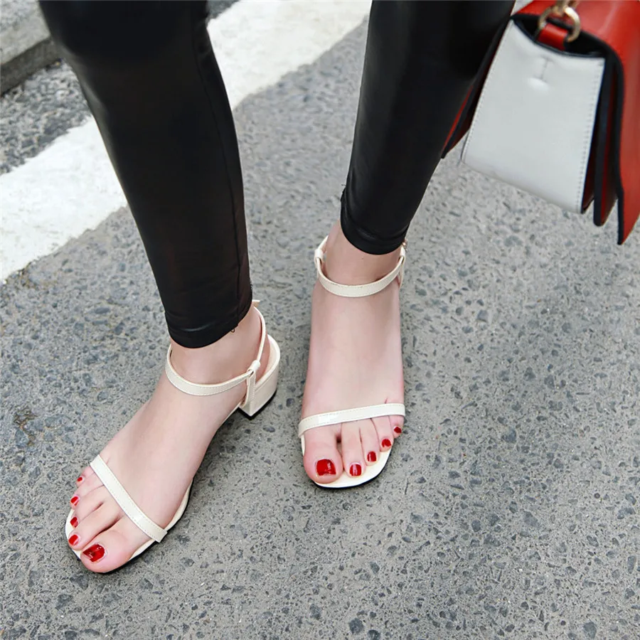 Летние пикантные женские сандалии с открытым носком лакированные кожаные туфли с пряжкой и квадратным носком женские сандалии на резиновой подошве