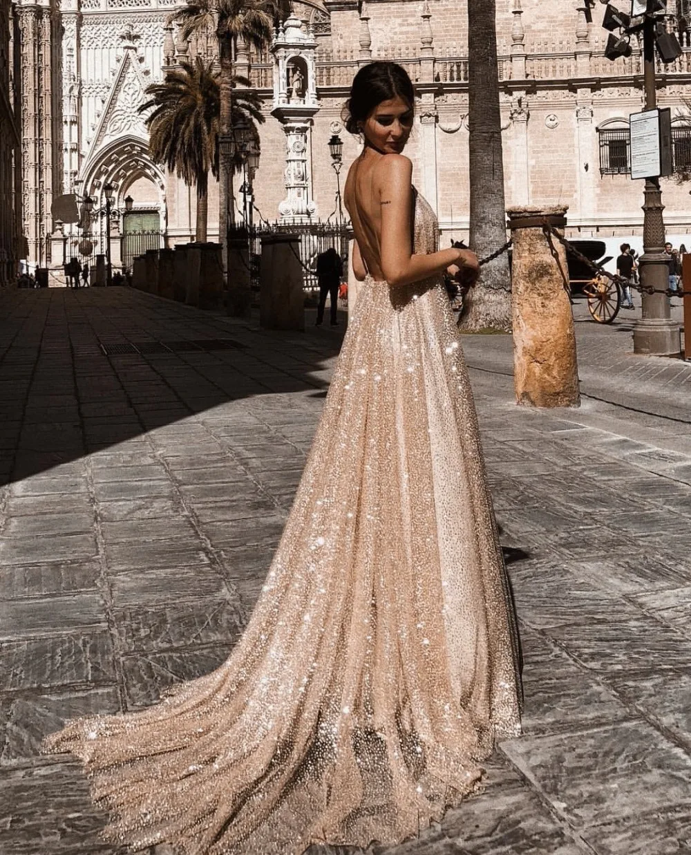 

Sexy Deep V-Neck Backless Evening Dresses Gold Sequined Tulle Robe De Soiree New Spaghetti Straps Long Party Gowns Abendkleider