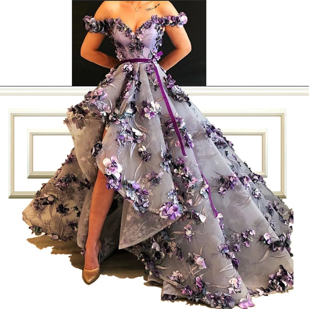 celebridades com flores e faixa fora do