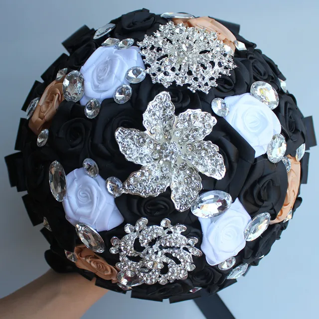 2533 Noir Blanc Satin Fleur Artificielle Mariage De Mariage Bouquet Tenant Des Fleurs En Cristal Broche Ramo De Mariée Bouquet Personnalisé W127