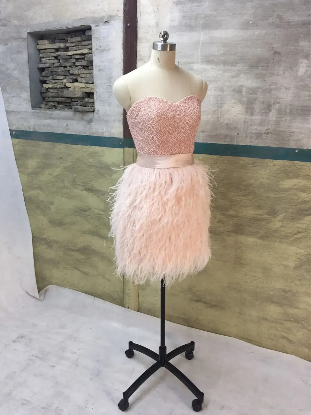 Short wedding dresses Luxury ostrich feathers beaded with peals Short wedding dresses Luxury ostrich feathers beaded with peals