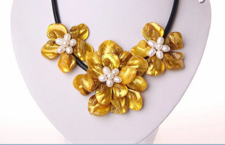 

FREE shipping>>>>classic white baroque freshwater pearl gold shell flower leather necklace h1707 6.07
