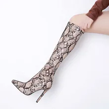 Новинка года; ботинки «Челси»; женские ботинки на молнии; сапоги до колена со змеиным принтом; очень высокая модная пикантная женская обувь с острым носком