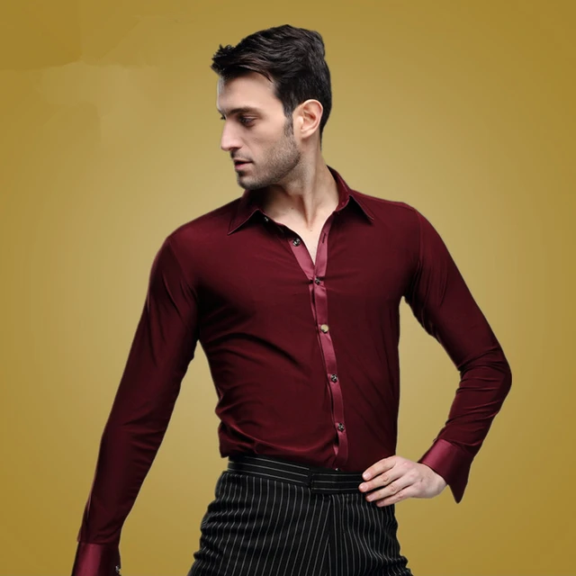 hombre bailando salsa solo