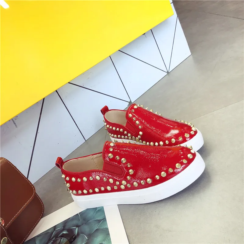 Tangnest/ г. новые женские туфли на плоской платформе с заклепками; красные Лоферы без застежки с круглым носком; женская повседневная обувь на толстой подошве; Повседневная прогулочная обувь; XWD7432