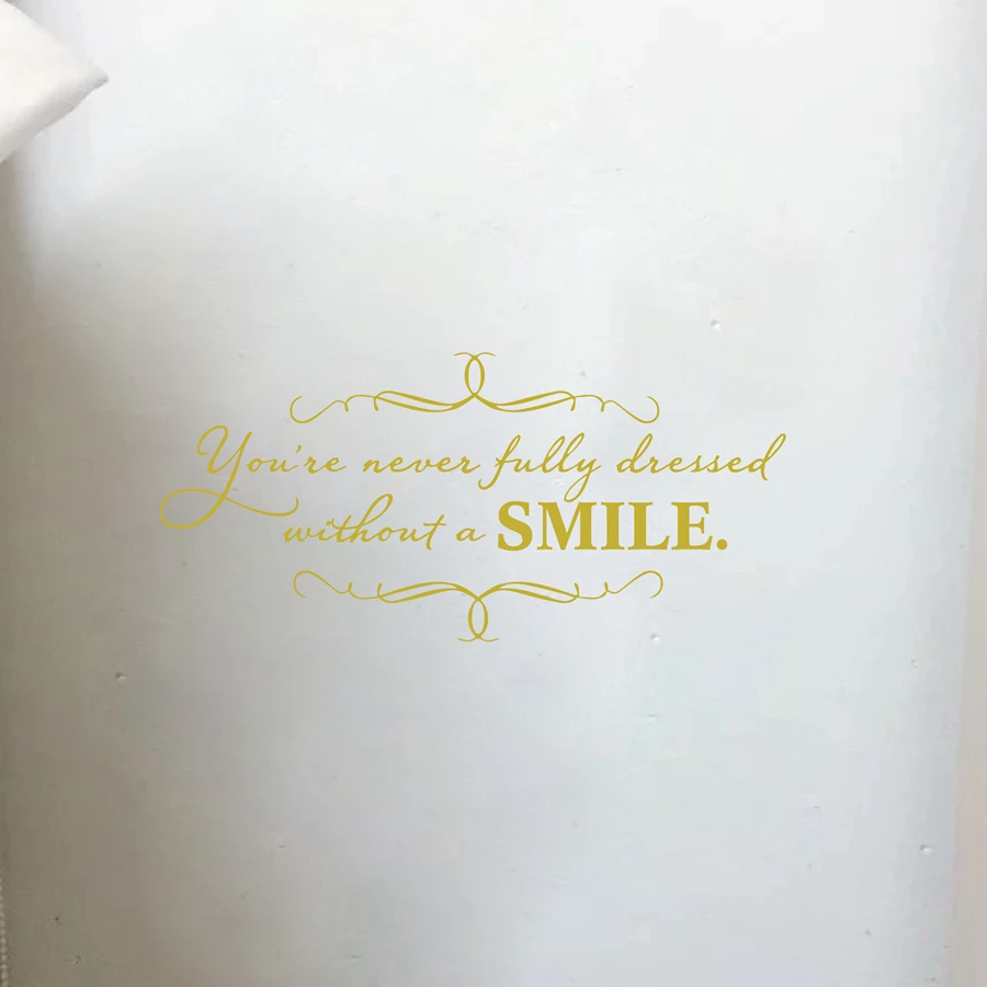Freies verschiffen Elegante Wandtattoos Zitate sie Nie Voll Gekleidet ohne Ein L„CHELN Vinyl Wandaufkleber Für Mädchen Zimmer Kunst Decor in Freies