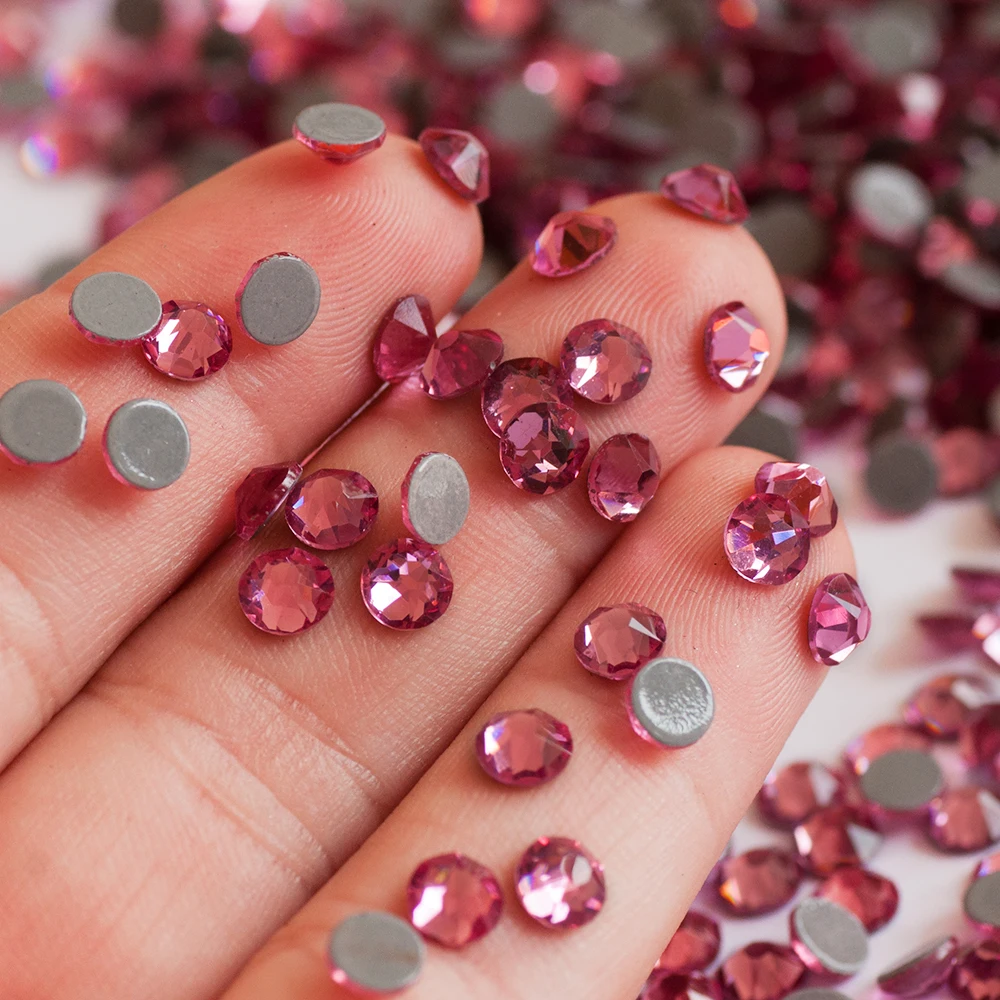 Ногти со стразами и блестками. Розовый маникюр со стразами. Нежный маникюр со стразами. Розовый маникюр со страстразами. Розовые ногти.
