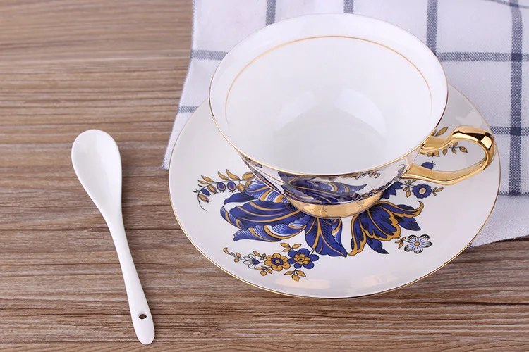 Европейская Изысканная чашка для кофе из костяного фарфора, чайная посуда для утреннего молока, послеобеденный чай, чашка с ручкой, синий цветочный узор, керамический стакан+ блюдо