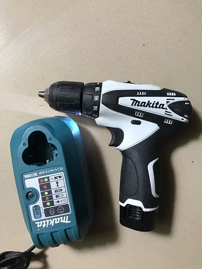 

MAKITA 10.8-12V lithium electric drill, one charger, one battery (used)