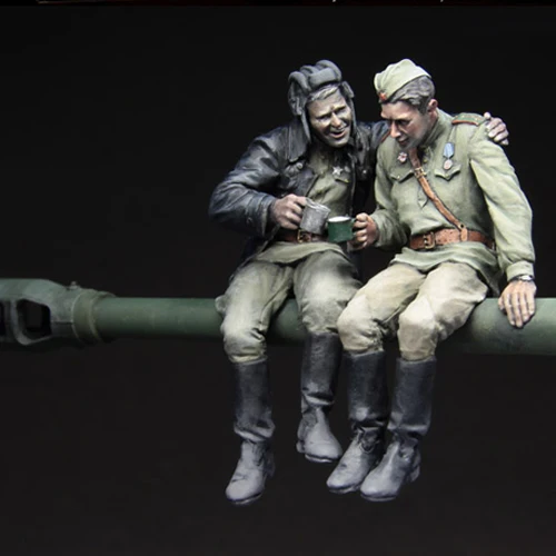 1/35 два солдата в покое человека содержат танковый стержень Военная сцена