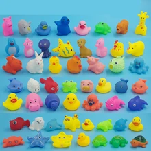 무작위 5 개 러블리 미니 동물 오리 물 장난감 다채로운 소프트 고무 플로트 짜내 아기 아기를위한 소리 삐걱 거리는 목욕 장난감