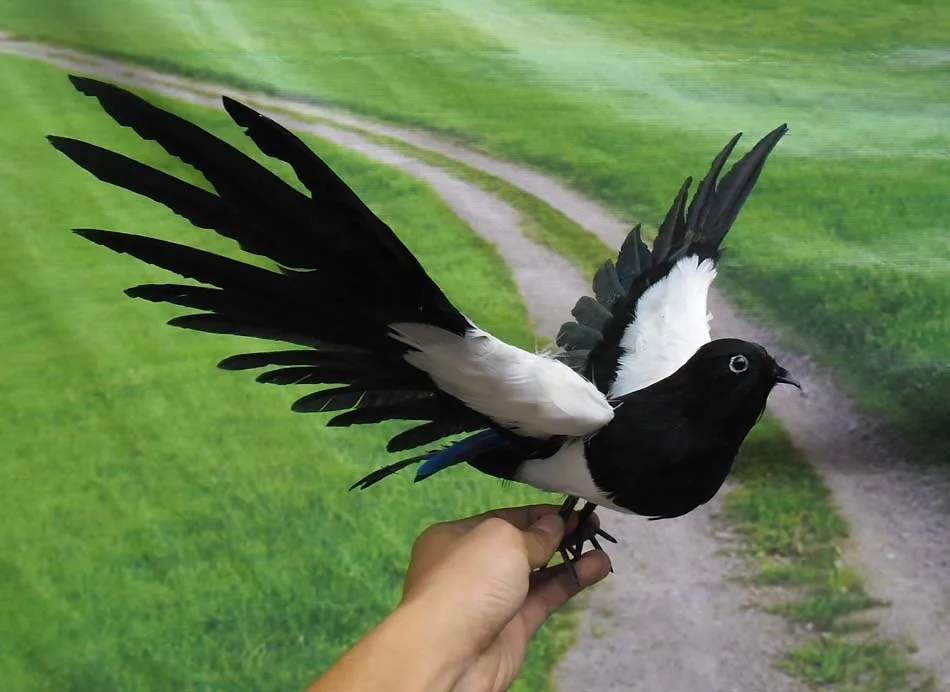 

simulaiton flying magpie toy polyethylene & furs black and white wings magpie model about 30cm 1729