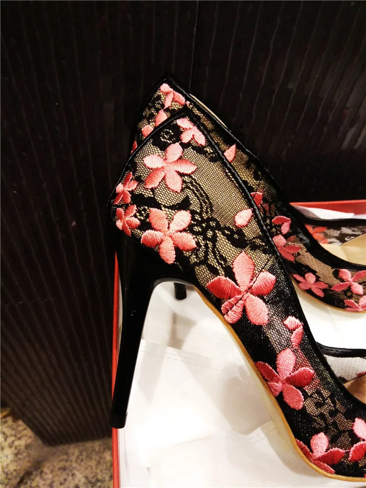 Kmeioo/элегантные туфли с вышитыми цветами женские свадебные туфли на каблуках с острым носком на высоком тонком каблуке-шпильке с кружевом Новые весенние туфли