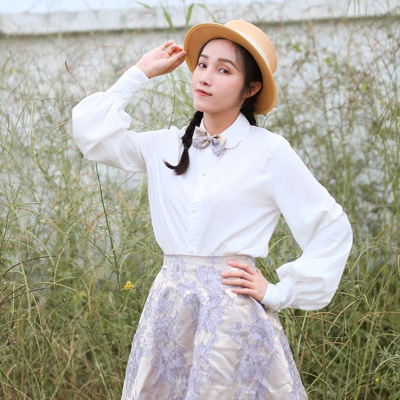 

LYNETTE'S CHINOISERIE Spring Autumn Original Design Women Vintage Loose Pearl Buttons All-match White Shirts