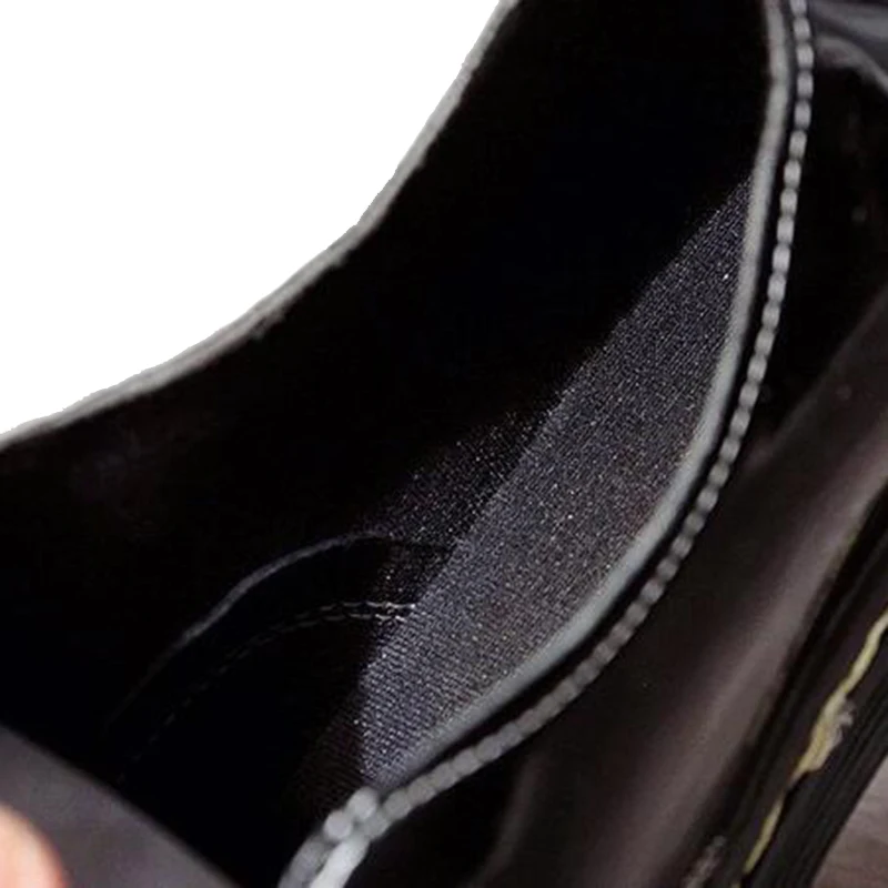 COVOYYAR/Новинка года; классическая обувь с перфорацией типа «броги»; Туфли-оксфорды из лакированной кожи на платформе; женская обувь на плоской подошве в клетку со шнуровкой; Цвет Черный; WFS1042