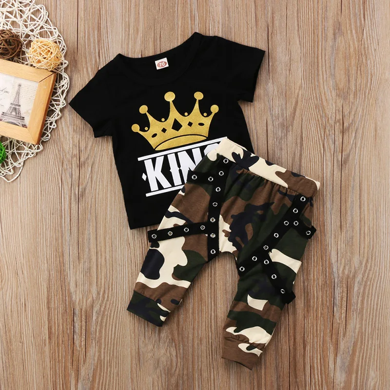 Комплект из 2 предметов; детская футболка с короткими рукавами и принтом «король»; комплект из топа и камуфляжных штанов; одежда для маленьких мальчиков