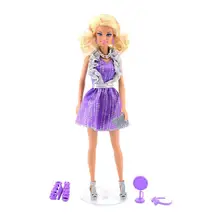 Muñeca Barbie con vestido morado