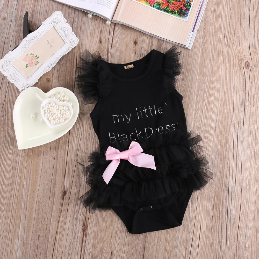 Детское маленькое черное платье с бантом и вышивкой для новорожденных девочек модный комбинезон с буквенным принтом